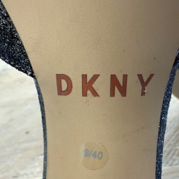 Women DKNY Colby T-Strap Sand Pump Open Toe Sandal size 40 or 9 - Picture 3 of 6